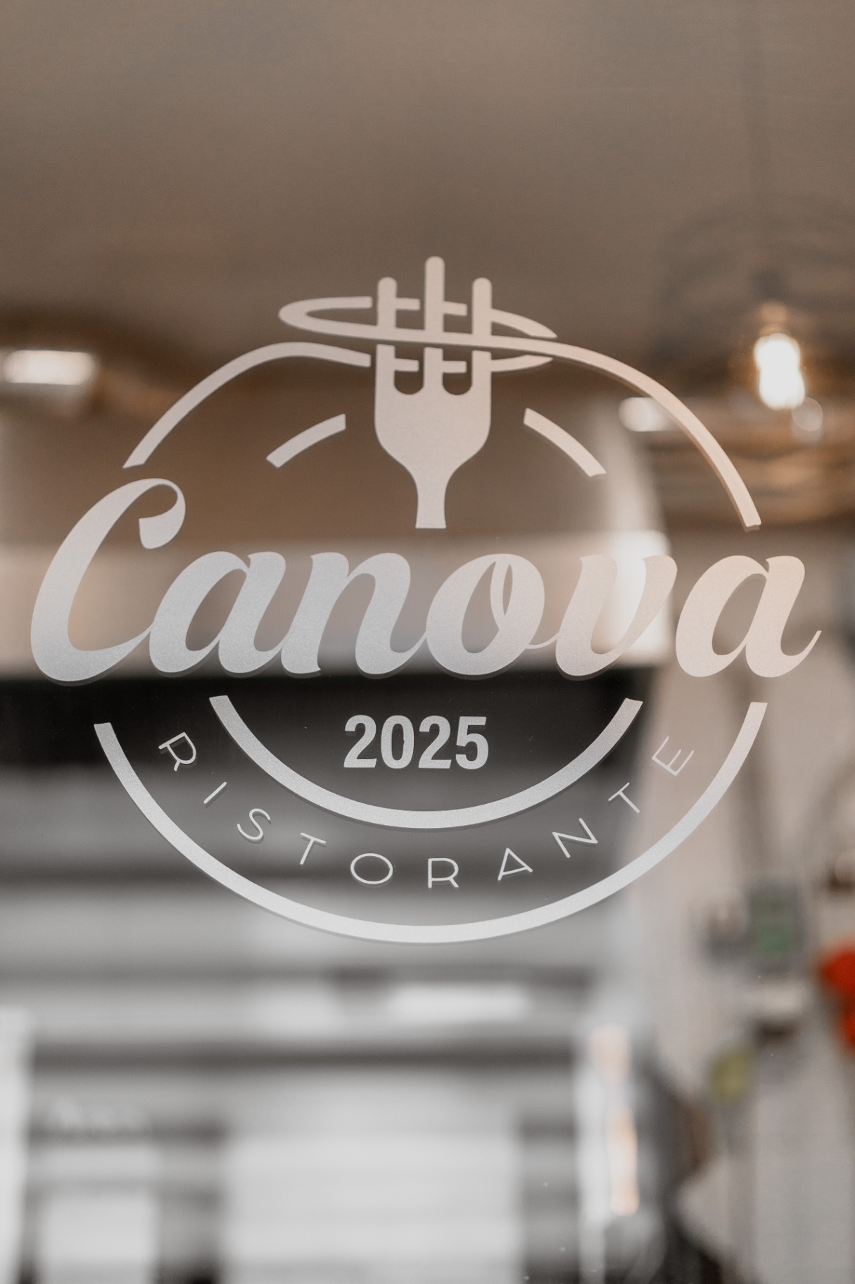 Logo Canova sulla vetrina del ristorante